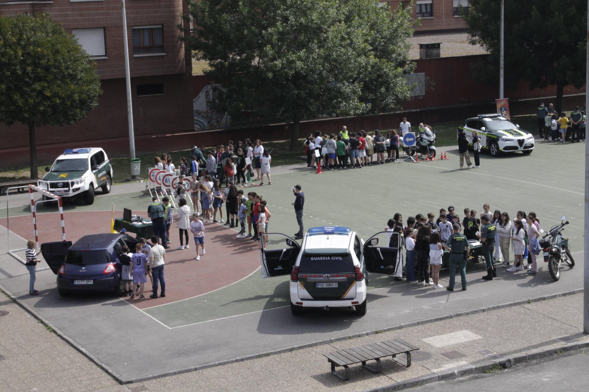 La visita de la Guardia Civil al colegio gijonés de Laviada, en imágenes