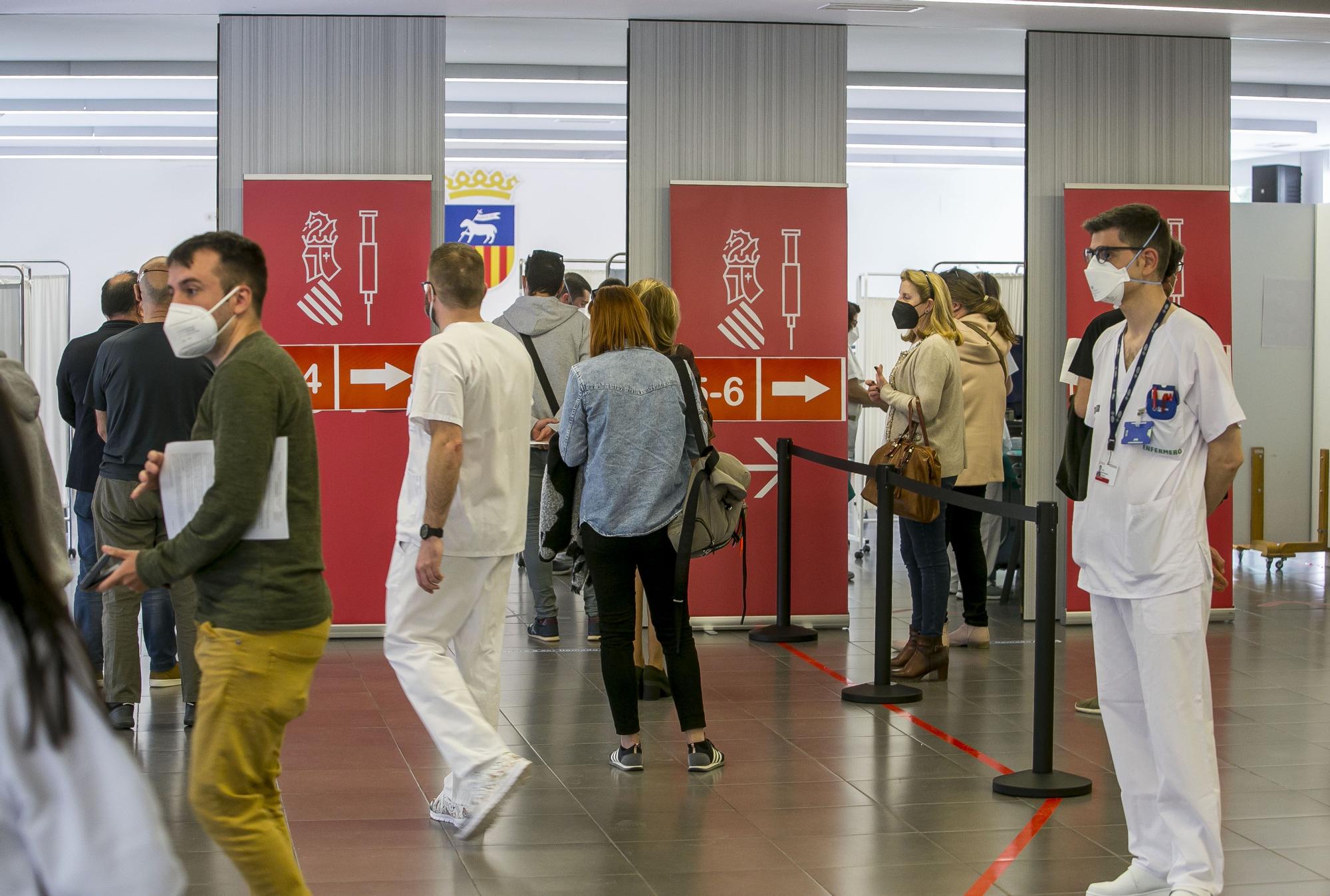 Vacunacion de docentes en Sant Joan y en el hospital de campaña de Alicante