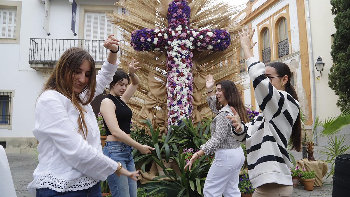 Las cruces abren el Mayo Festivo