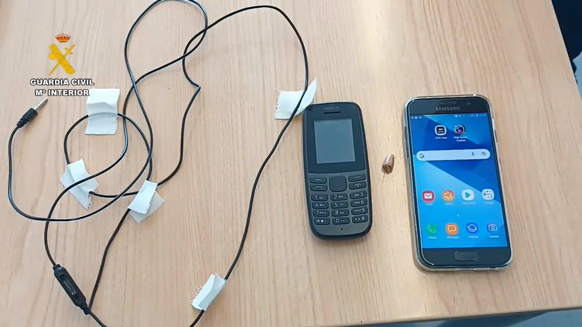 Dispositivo electrónico utilizado para copiar en un examen de conducir.