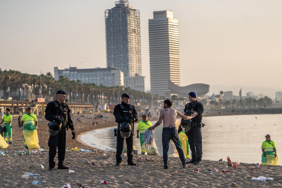 Limpieza de las playas de Barcelona tras la verbena de Sant Joan 2025