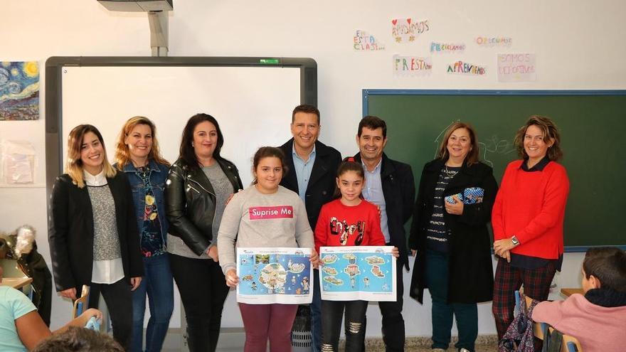 El alcalde de Torrox, Óscar Medina, con las ganadoras en el colegio Mare Nostrum.