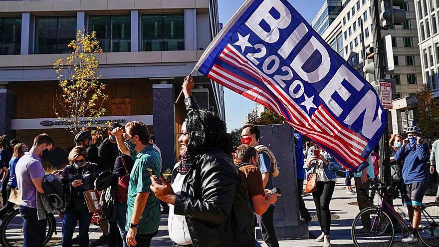 Ciutadans demòcrates celebrant als carrers de Washington DC la victòria de Joe Biden