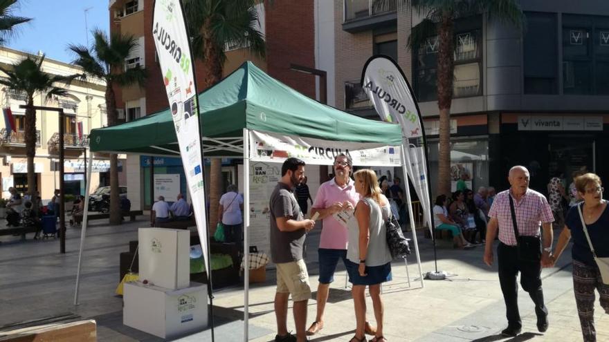 Educadores ambientales explican el proyecto Urbanrec en Llíria.