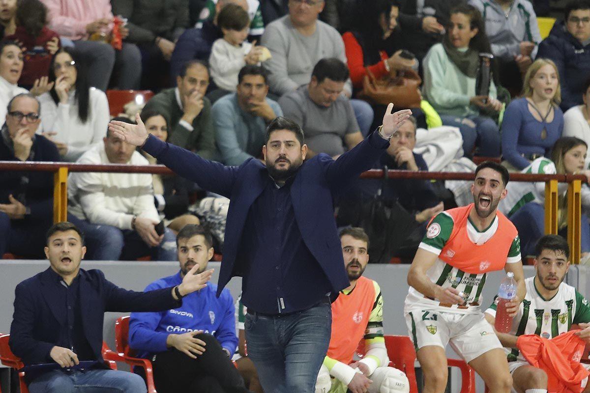 Josan González, en la línea de banda durante el choque con el Manzanares.