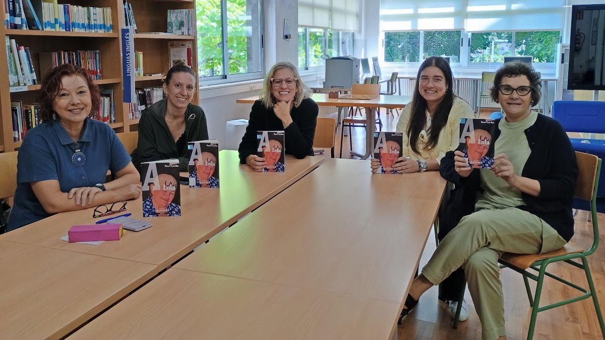 Merce Teixeiro, primera por la derecha, con más integrantes del club de lectura Caldo de Groria.