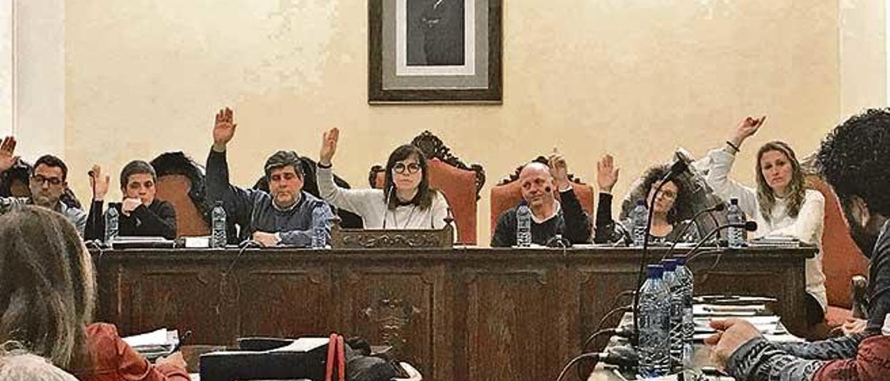 Pacto de centroderecha ´manacorí´ en plena votación.