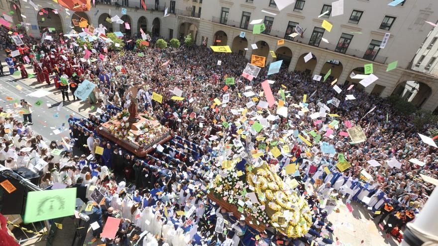 La Virgen de la Alegría y el Cristo Resucitado se encuentran en la plaza del Ayuntamiento de Alicante