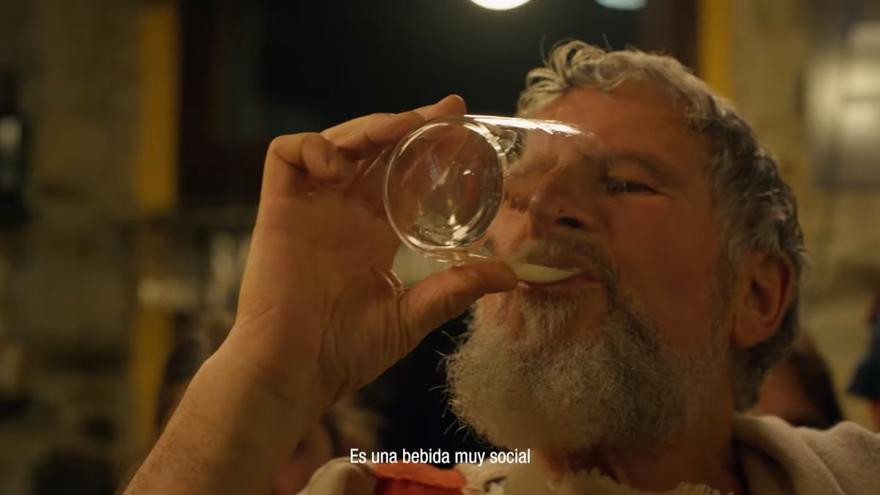 Así es el último y original anuncio turístico de Gijón: con romanos y mucha sidra