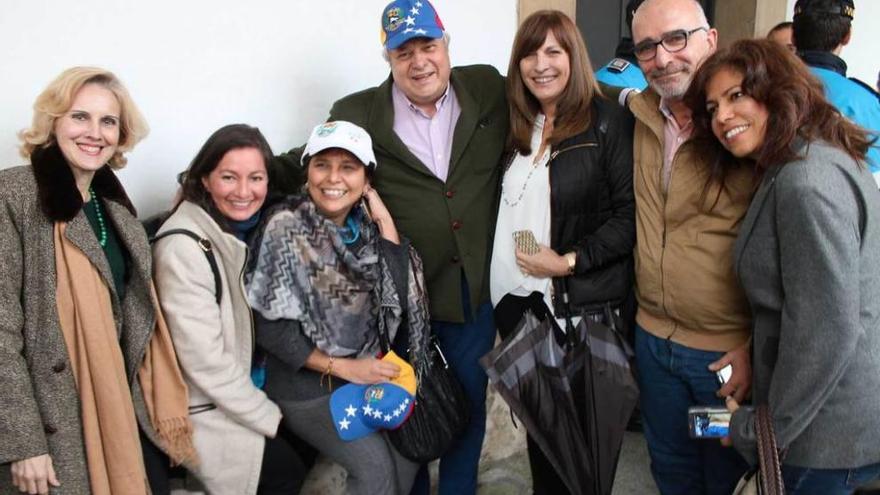 Leopoldo López Gil, en el centro, junto a un grupo de la comisión regional de inmigrantes del PP en Pola de Siero.