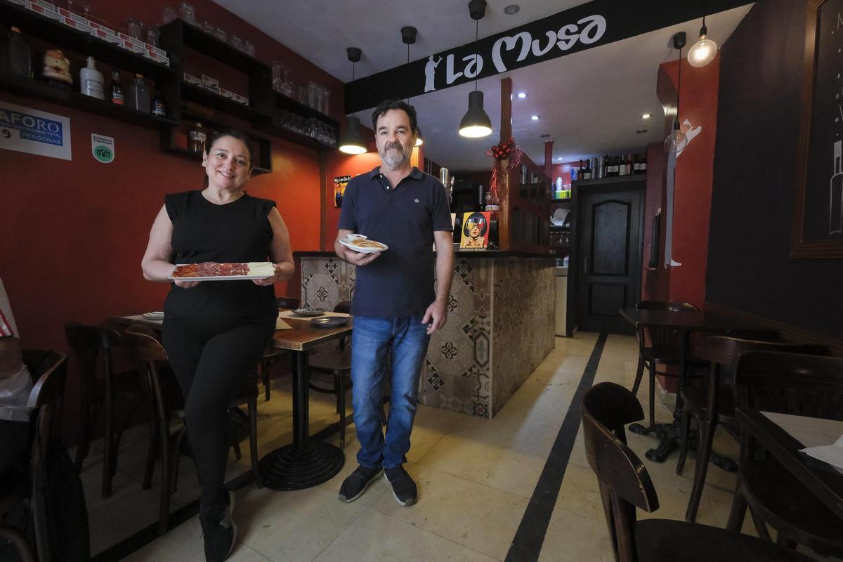María Cabrera y Javier Barreiras, propietarios de la tasca La Musa, en Las Palmas de Gran Canaria.