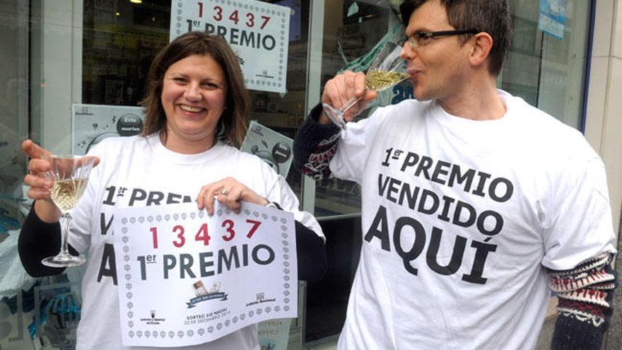 María y Alejandro Eirís, ayer, ante la administración de lotería de su madre, en Carballo. // Víctor Echave