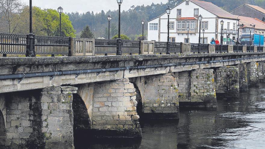 Varios sillares del puente han desaparecido, lo que afecta a su seguridad a medio plazo. |   // IÑAKI ABELLA