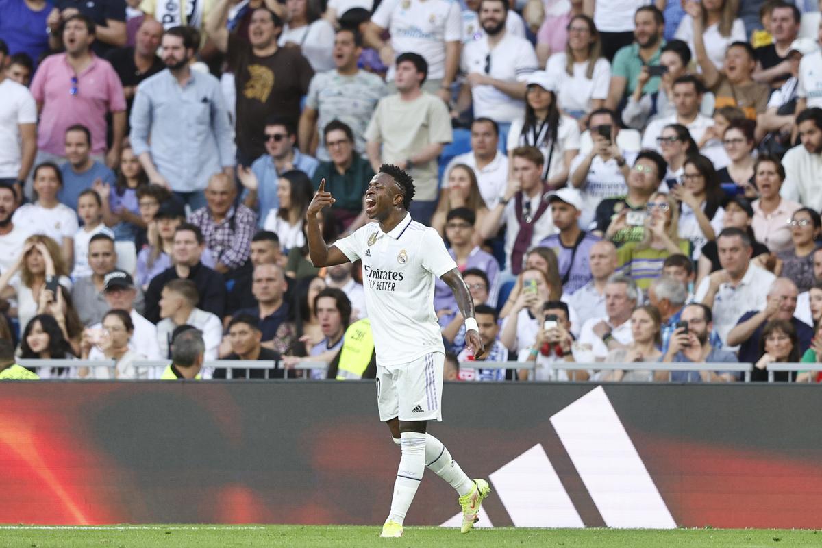 MADRID, 29/04/2023.- El delantero brasileño del Real Madrid Vinícius Júnior protesta la decisión arbitral de Cuadra Fernández durante el partido correspondiente a la jornada 32 de LaLiga Santander que Real Madrid y UD Almería disputan este sábado en el Santiago Bernabéu, en Madrid. EFE/ Rodrigo Jiménez