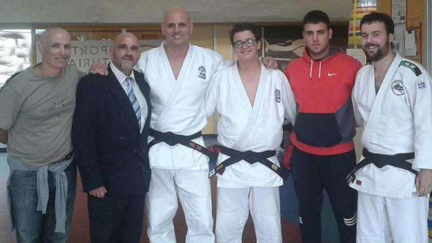 Los judokas del Cedelan, tras el examen de cinturón negro.