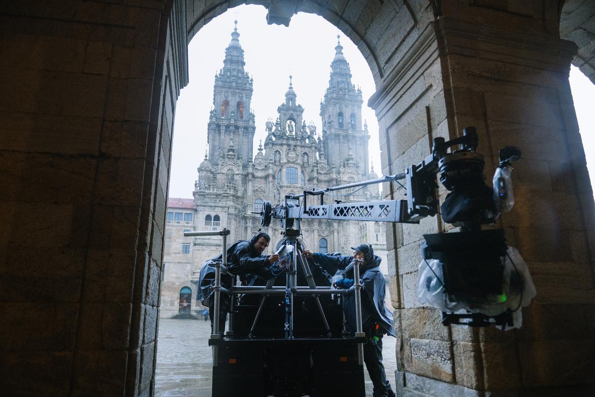En la boca de ‘Lobo’, así son por dentro los rodajes en Santiago de la serie de Netflix sobre Romasanta
