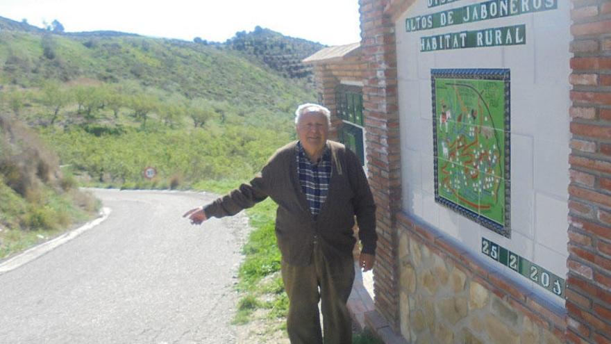 José Martín, dirigente vecinal, ante el nuevo panel con el nombre de Alto Jaboneros, inaugurado por el alcalde el pasado 25 de febrero.