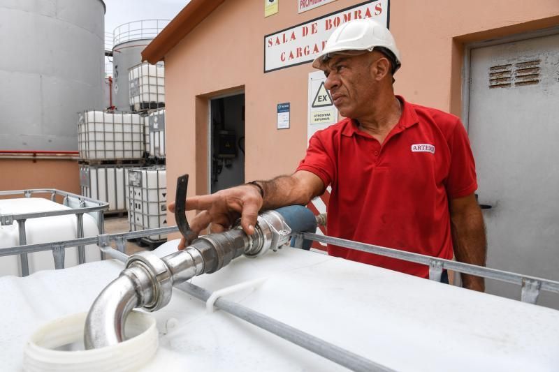 26-03-20  GRAN CANARIA. ZONA INDUSTRIAL DE SALINETAS.  TELDE. Arehucas para su produccón de bebidas espirituosas para fabricar alcohol para fines sanitarios en su fabricade ubicada en la Zona Industrial de Salinetas.  Fotos: Juan Castro.  | 26/03/2020 | Fotógrafo: Juan Carlos Castro