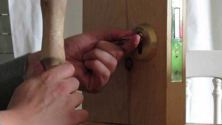 Un cerrajero ilustra el método &quot;bumping&quot; con una llave maestra.