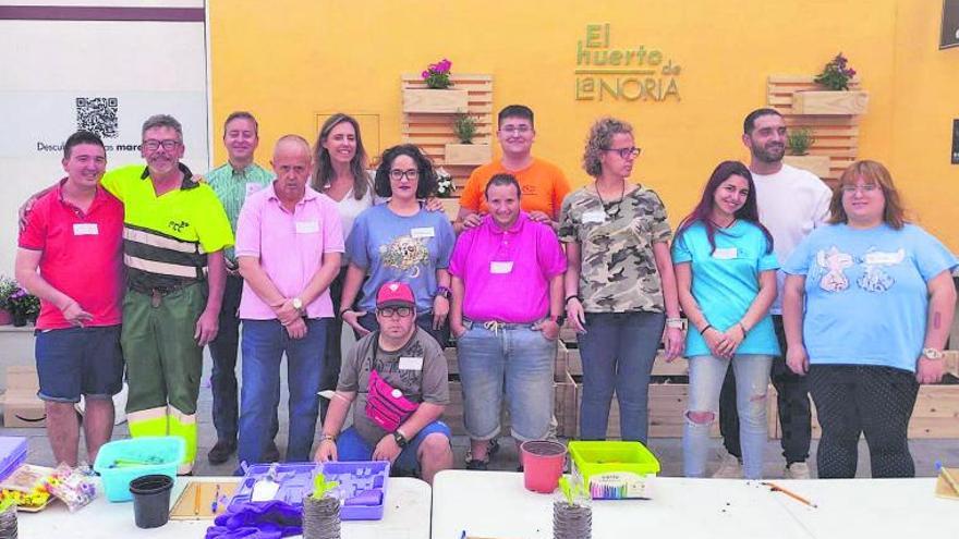 Usuarios de Astrapace participan en los talleres El Huerto de la Noria. | LA NORIA