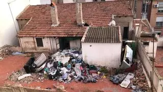 Ratas, cucarachas y malos olores en Torre de Romo por la acumulación de basuras en una casa okupada