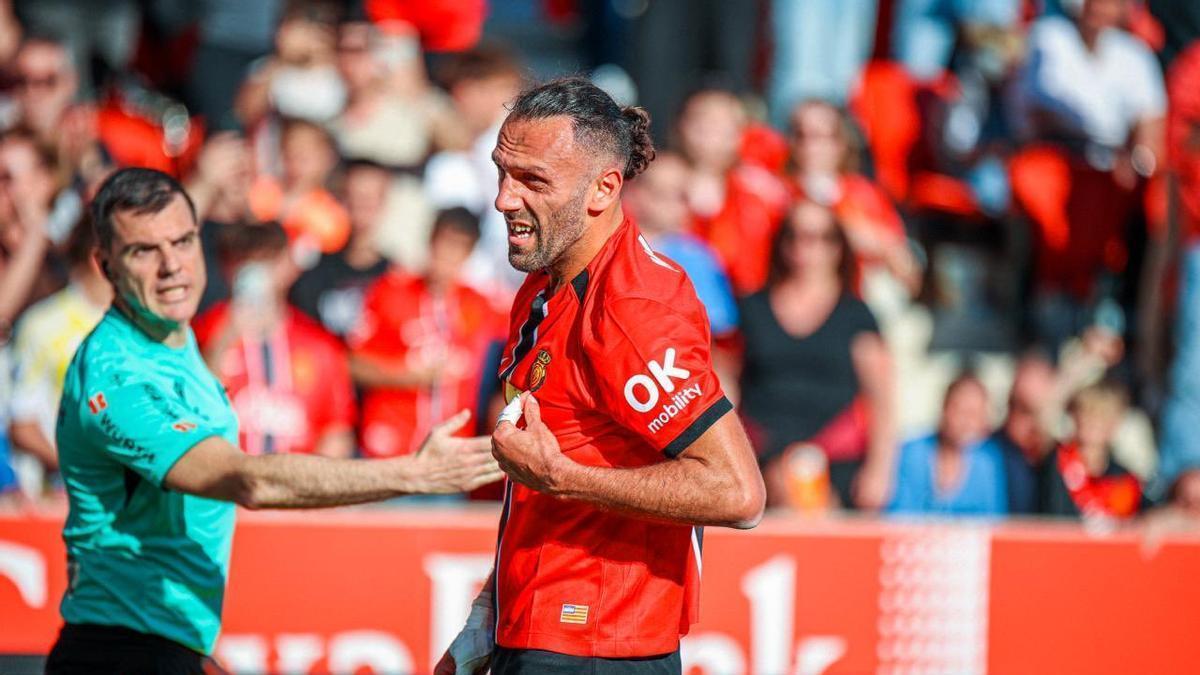 Muriqi se señala el escudo tras marcar el 2-1 del Mallorca al Real Madrid