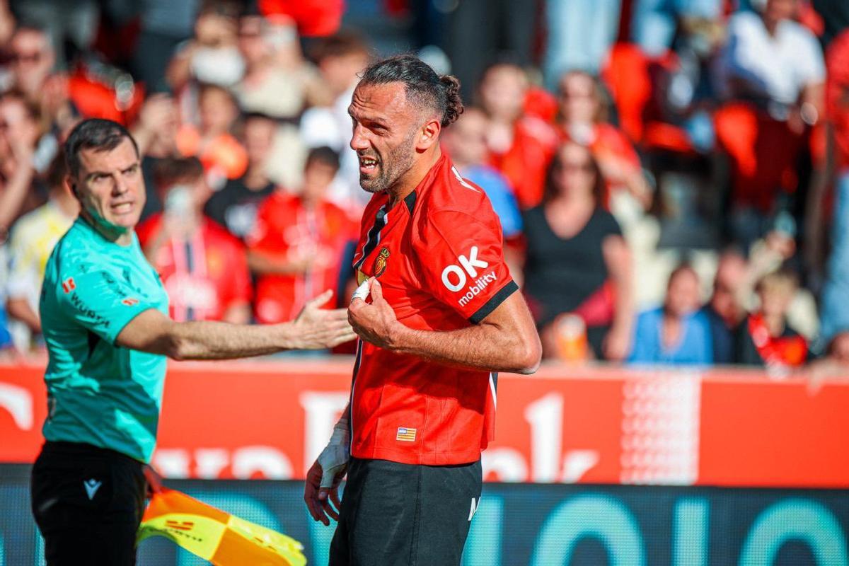 Muriqi se señala el escudo tras marcar el 2-1 del Mallorca al Real Madrid