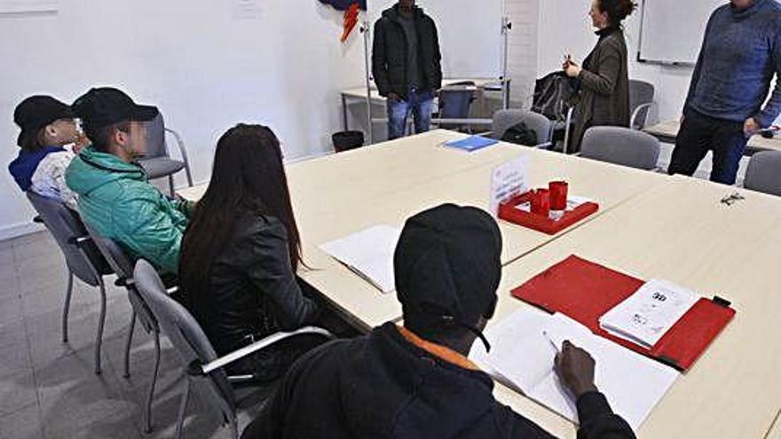 Joves migrants sols en un taller d&#039;alfabetització de Càritas a Girona, en una imatge d&#039;arxiu.