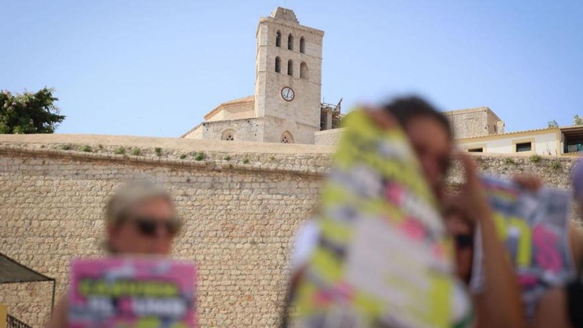 Detalle de la Catedral y parte de las murallas de Ibiza.