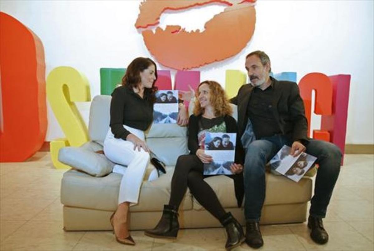 La directora Daniela Féjerman (centre), amb els actors Nora Navas i Francesc Garrido, ahir a la Seminci. La directora Daniela Féjerman (centre), amb els actors Nora Navas i Francesc Garrido, ahir a la Seminci.