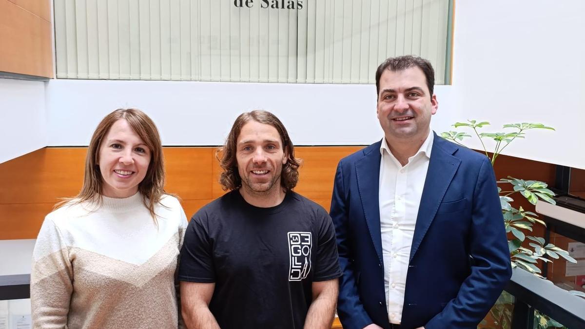 La concejala Sonia García, Borja Marrón y el alcalde de Salas, Sergio Hidalgo.