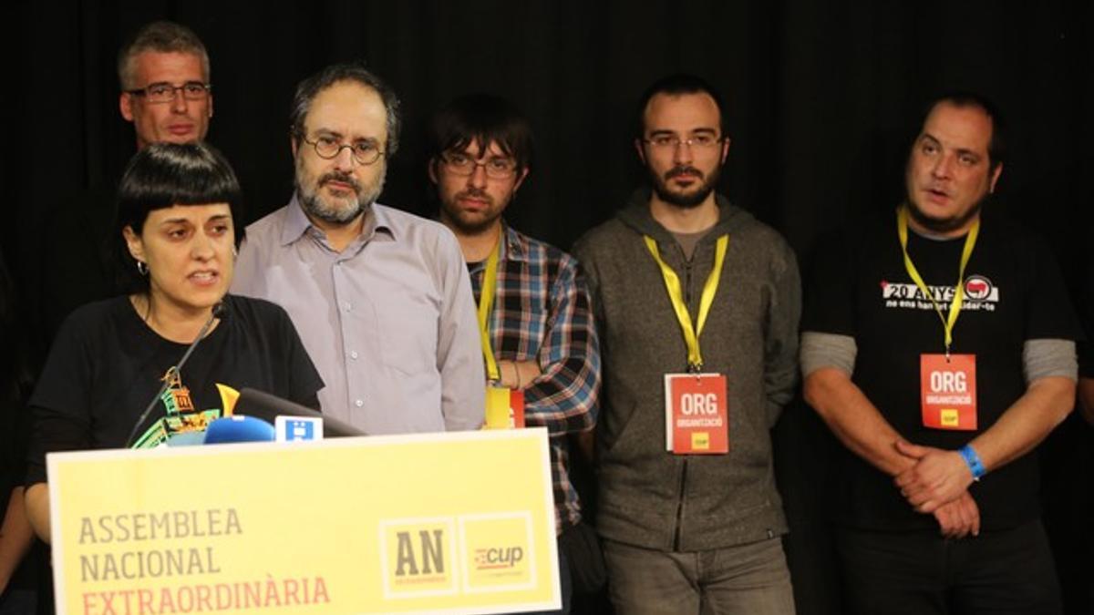 Anna Gabriel, rodeada por la cúpula de la CUP, en la rueda de prensa posterior a la asamblea del domingo.