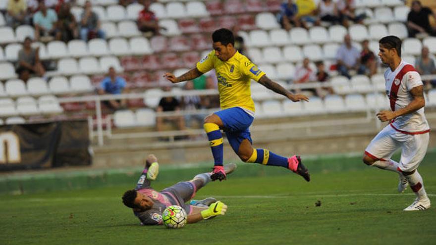 El delantero de la UD Sergio Araujo trata de superar al meta del Rayo Toño, ayer, en la disputa del duelo amistoso en el estadio de Vallecas. A la derecha, el zaguero local Zé Castro.