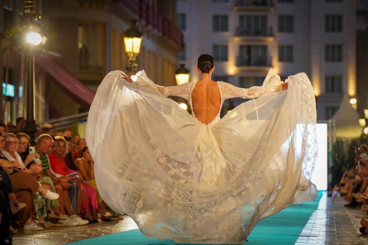 Detalle de uno de los modelos que pasearon ayer por la alfombra azul.