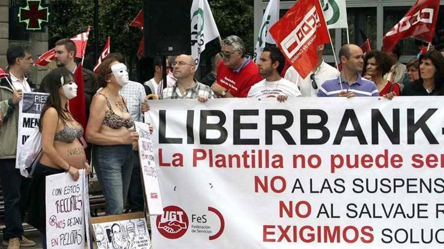 Liberbank suspende el contrato a 666 empleados, 54 de Caja Extremadura