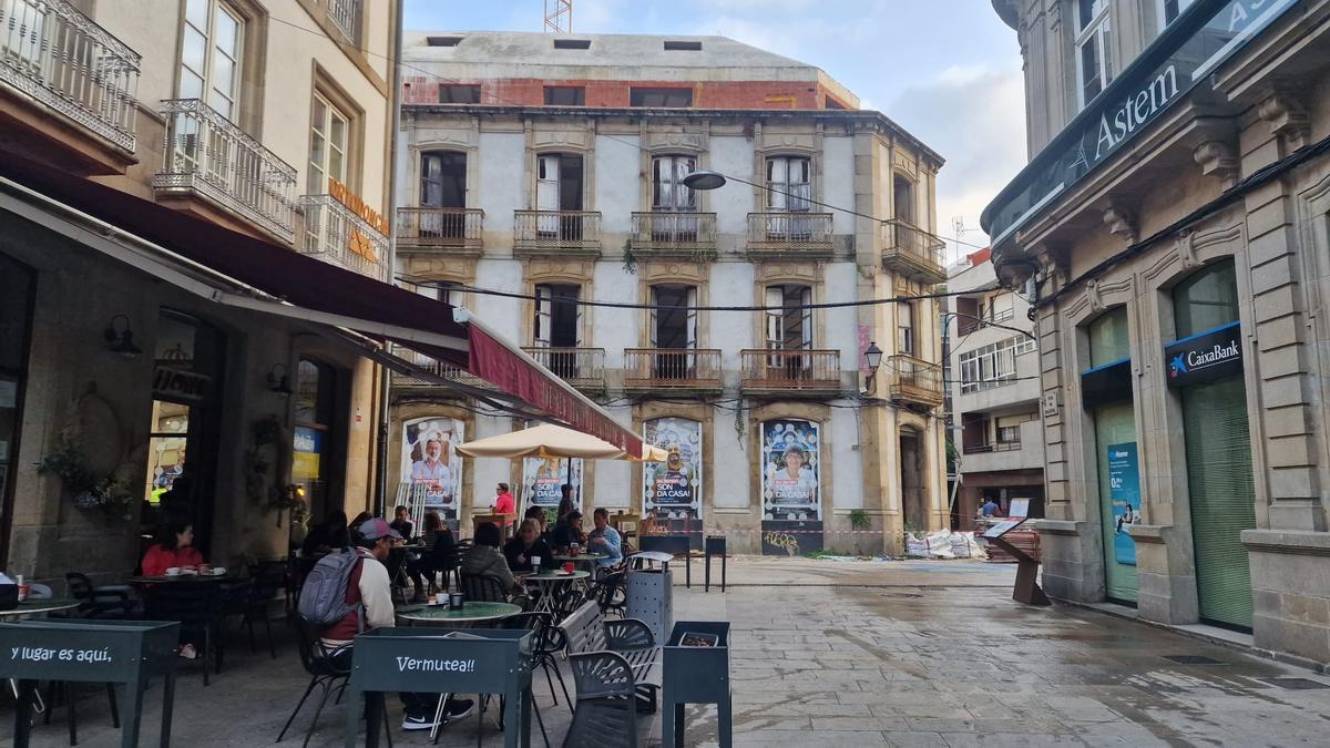 El nuevo aspecto del edificio cuya reconstrucción fue paralizada, una vez retirados los andamios, visto desde A Baldosa.