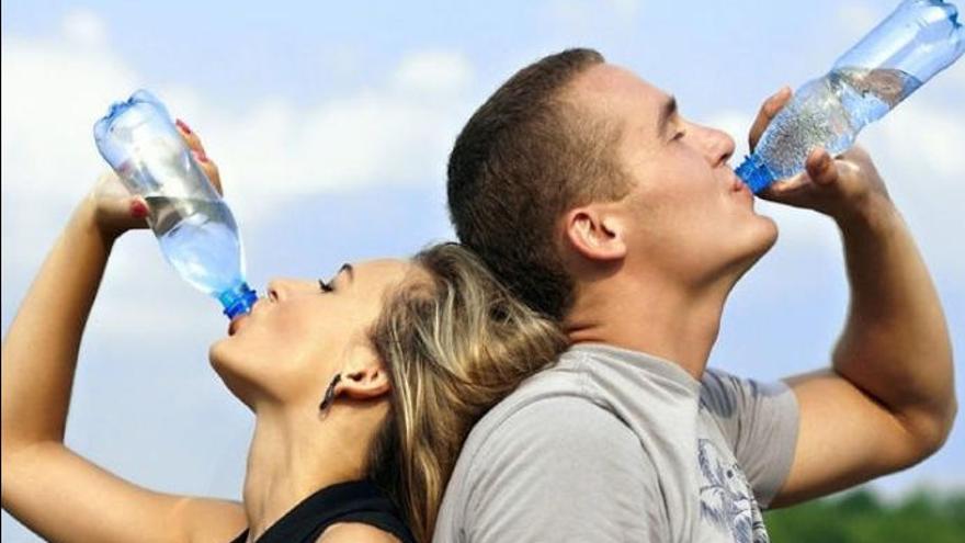 Dos personas bebiendo agua.