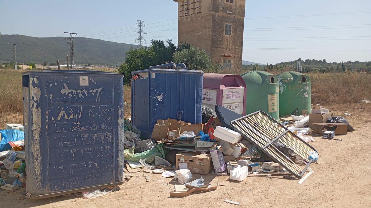 Residuos, enseres y basura depositada fuera de los contenedores en Anna.