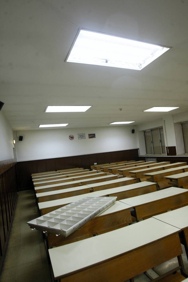 Fotogalerías del foco caído en un aula de la Facultada de Filosofía y Letras de Zaragoza