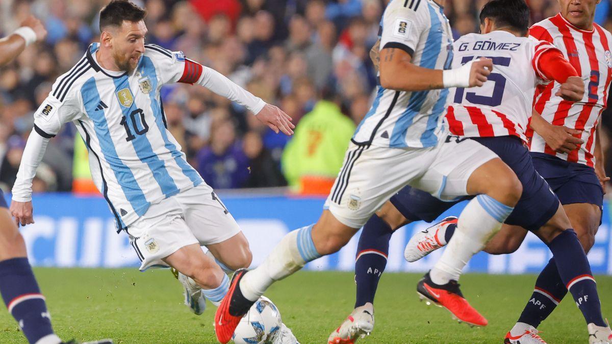 Leo Messi,  en una acción del partido ante Paraguay