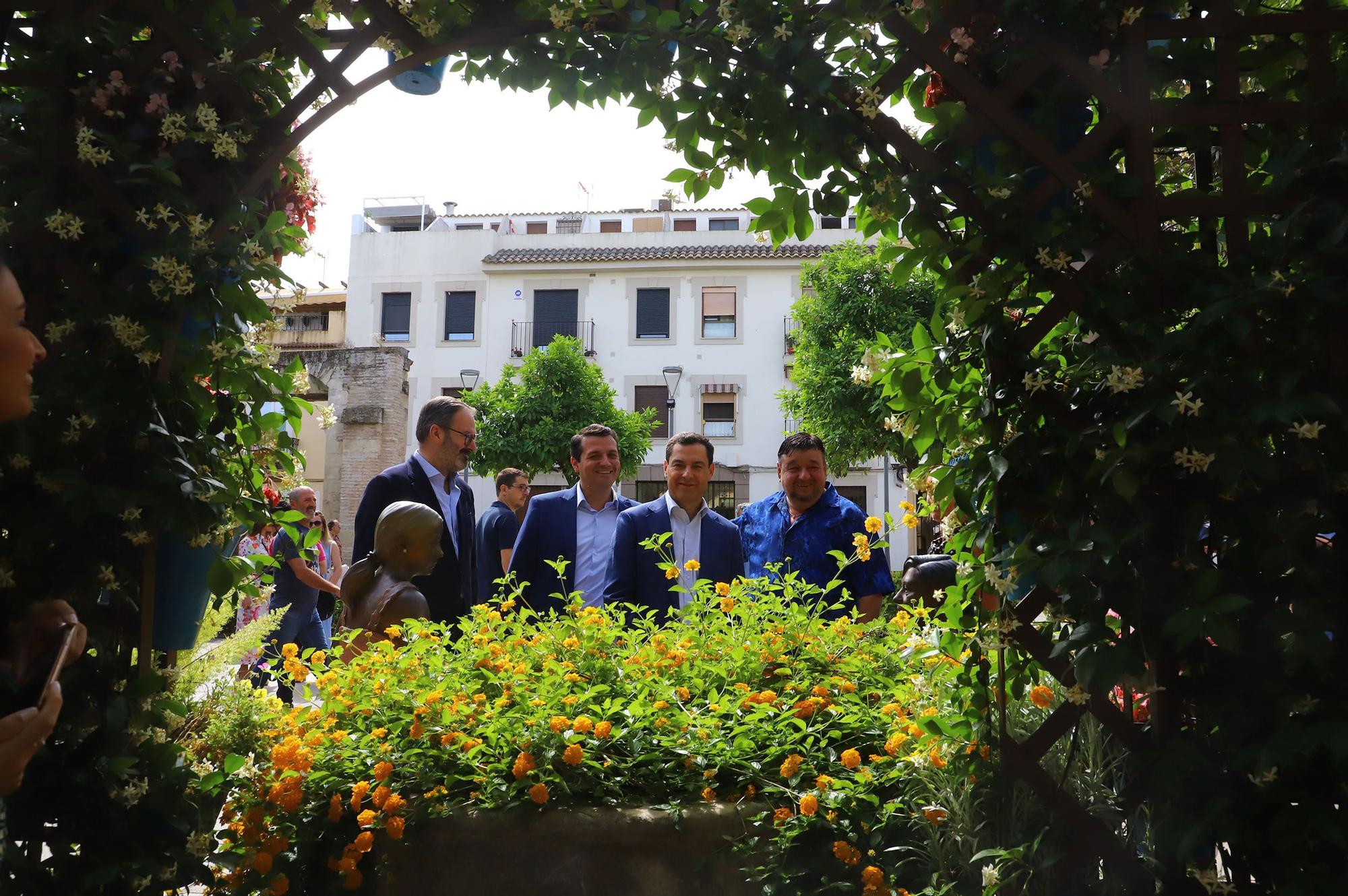 Juanma Moreno visita los Patios de Córdoba