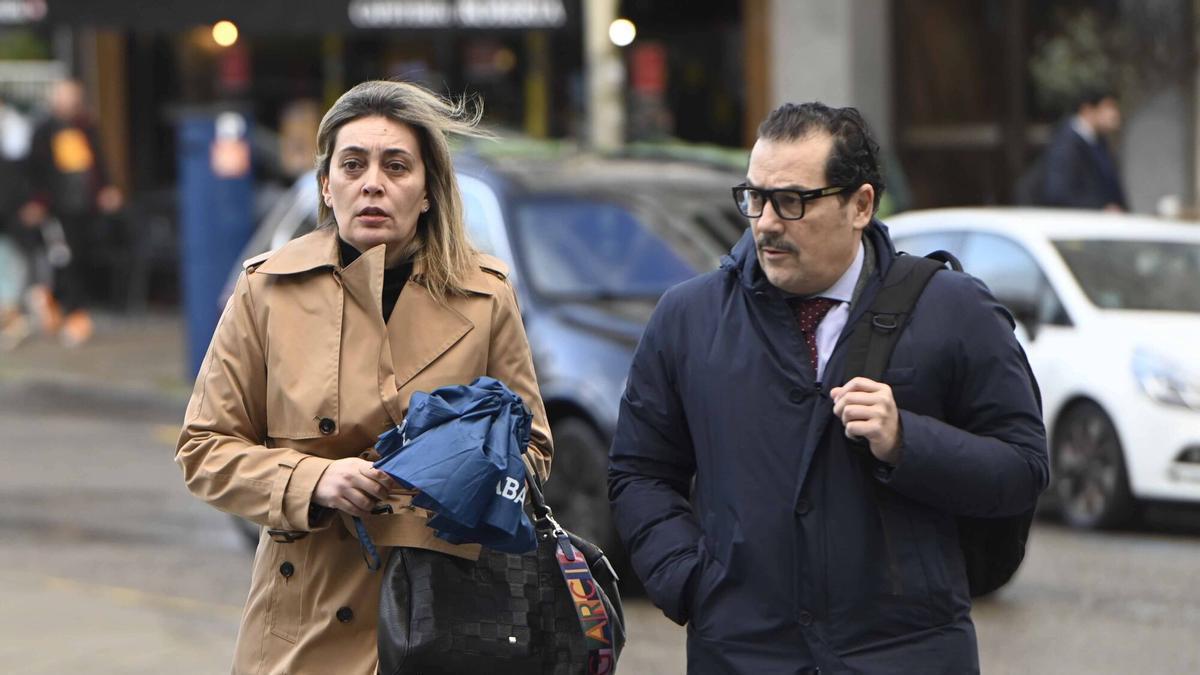 La concejala de Seguridad y Fiestas del Concello de Vigo, Patricia Rodríguez Calviño (i), acude como investigada al juicio por el accidente del «saltamontes».