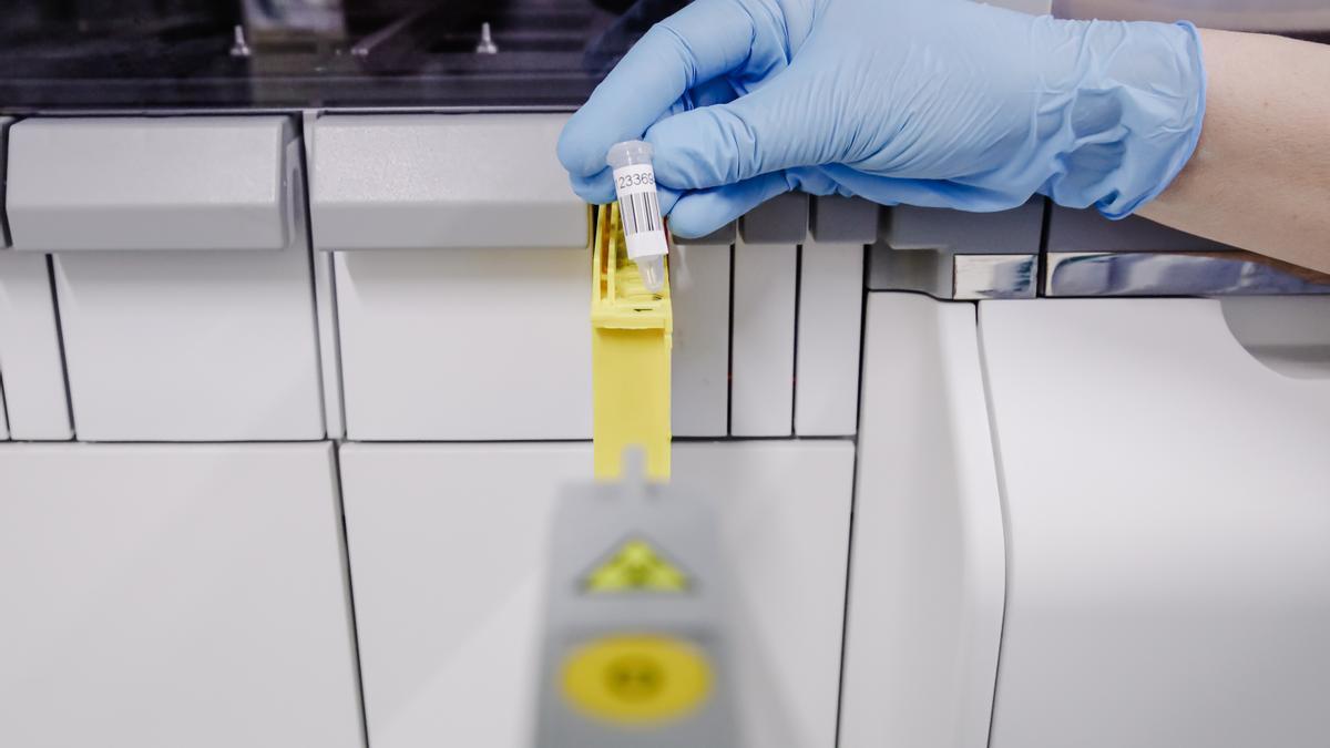 Una técnico de laboratorio extrae el material genético de un virus.