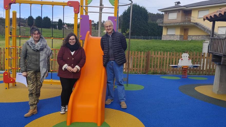 Caseras reestrena su parque infantil, con más elementos y nuevo pavimento