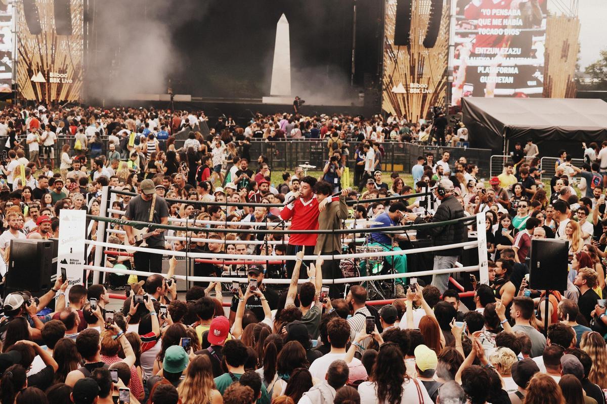 Barry B (de rojo) y Diego Ibáñez de Carlonia Durante se subieron a un ring para presentar su nuevo tema juntos.