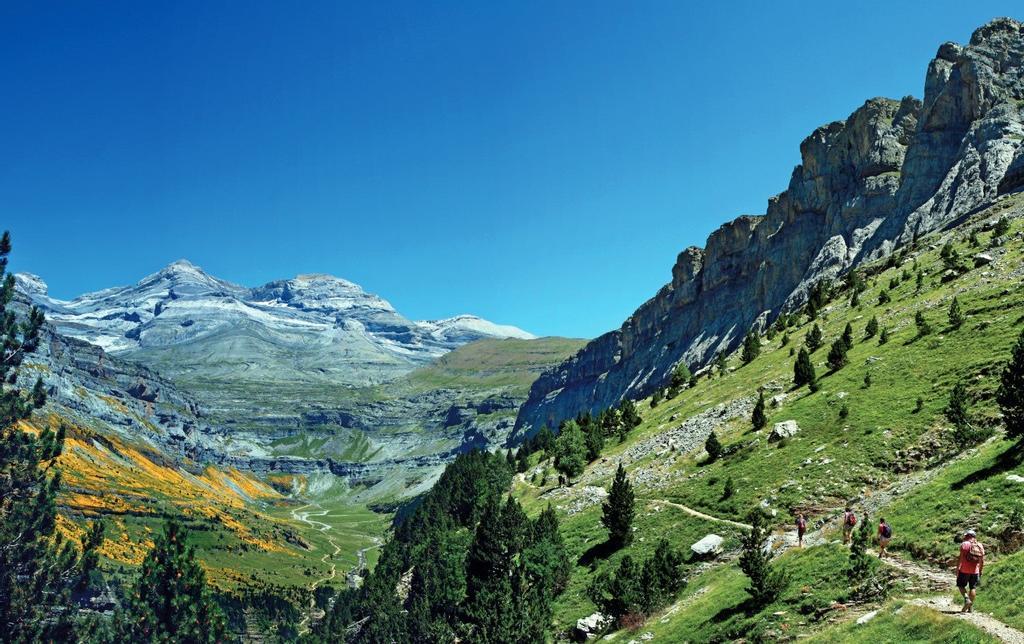 Ordesa y Monte Perdido alberga decenas de rutas de senderismo y ciclismo