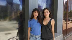 Las actrices Anna Castillo (d) y Macarena García, posan para EFE en el marco de una entrevista con Gen [F], el nuevo videopódcast de EFE, con motivo del estreno de la serie Se tiene que morir mucha gente. EFE/Kiko Huesca