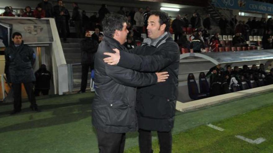 José Bordalás y Onésimo Sánchez, el sábado en El Alcoraz, se saludan antes de empezar el partido Huesca-Elche.