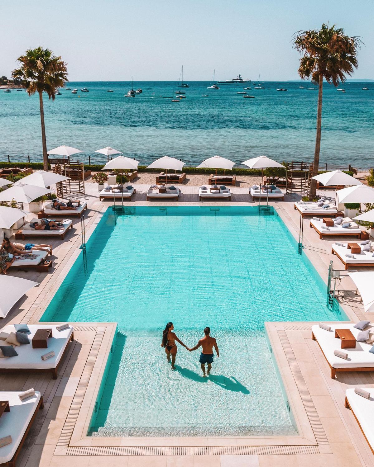 Nobu Hotel Ibiza Bay cuenta con dos piscinas a unos metros del mar.