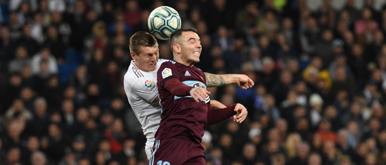 Aspas salta de cabeza ante Kroos en el último Celta - Real Madrid en el Bernabéu.